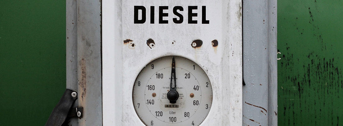Aparato vintage con indicador de combustible diésel